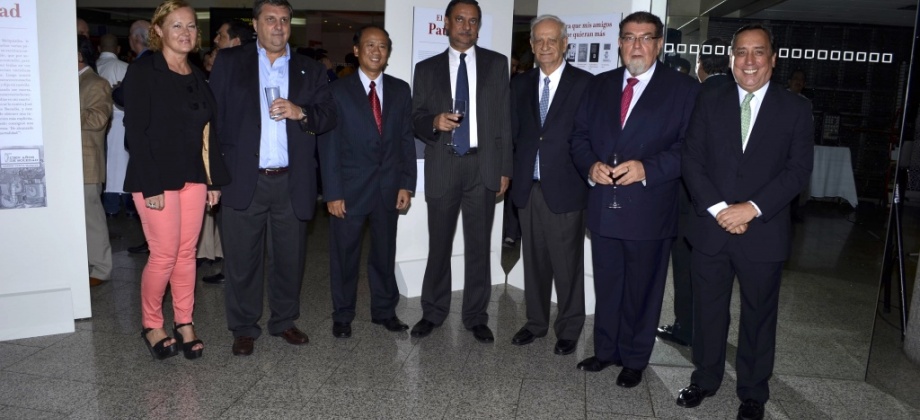 Embajadores de Argentina, Vietnam, Malasia, Chile y Brasil con el Embajador de Colombia Luis Eladio Pérez